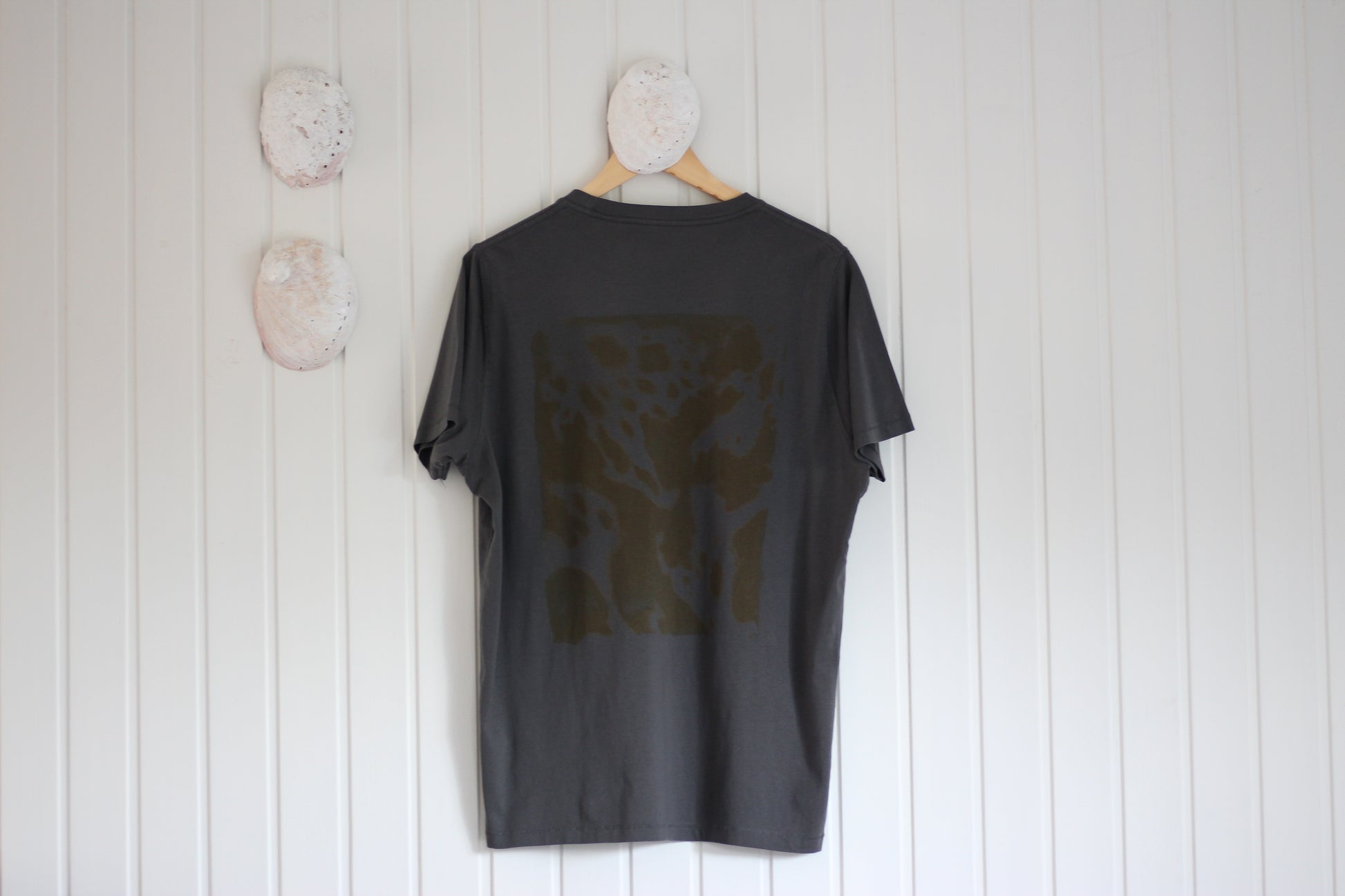 Gray t-shirt hand printed in Tasmania with bull kelp