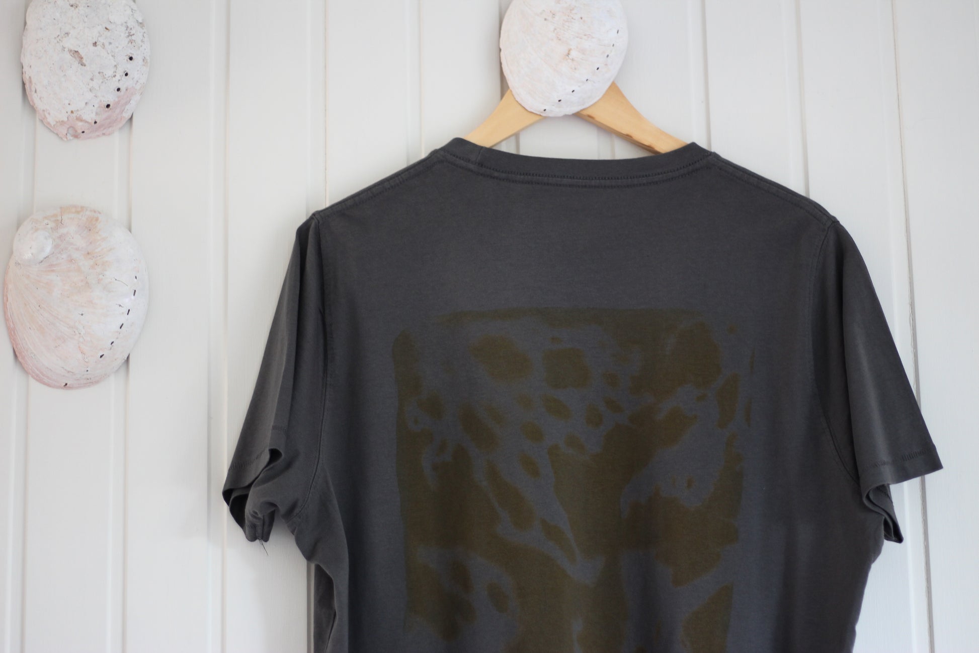 Gray t-shirt hand printed in Tasmania with bull kelp