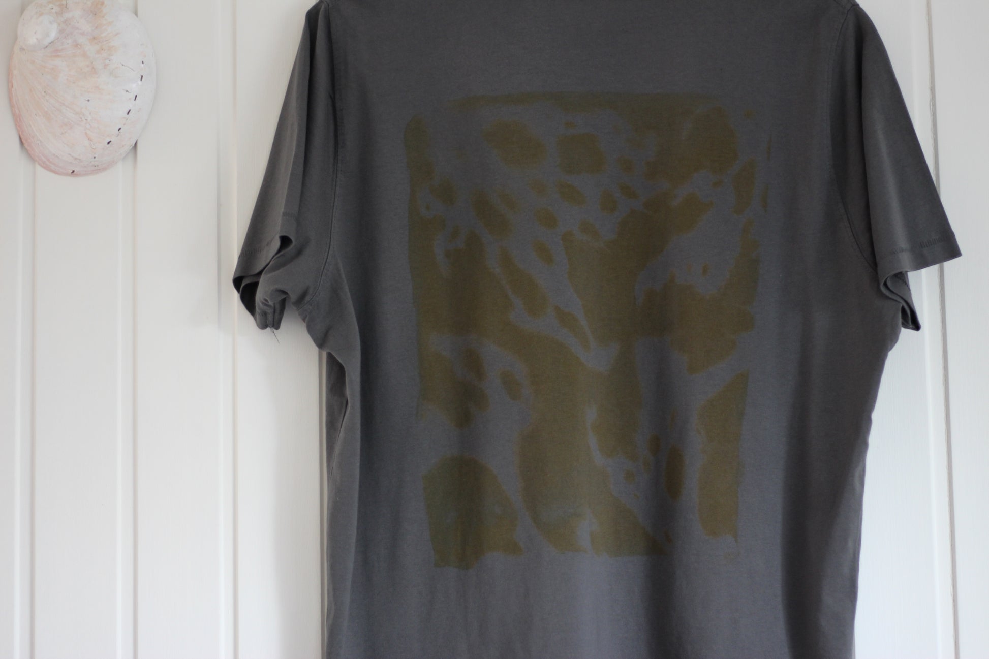 Gray t-shirt hand printed in Tasmania with bull kelp, ocean inspired graphic