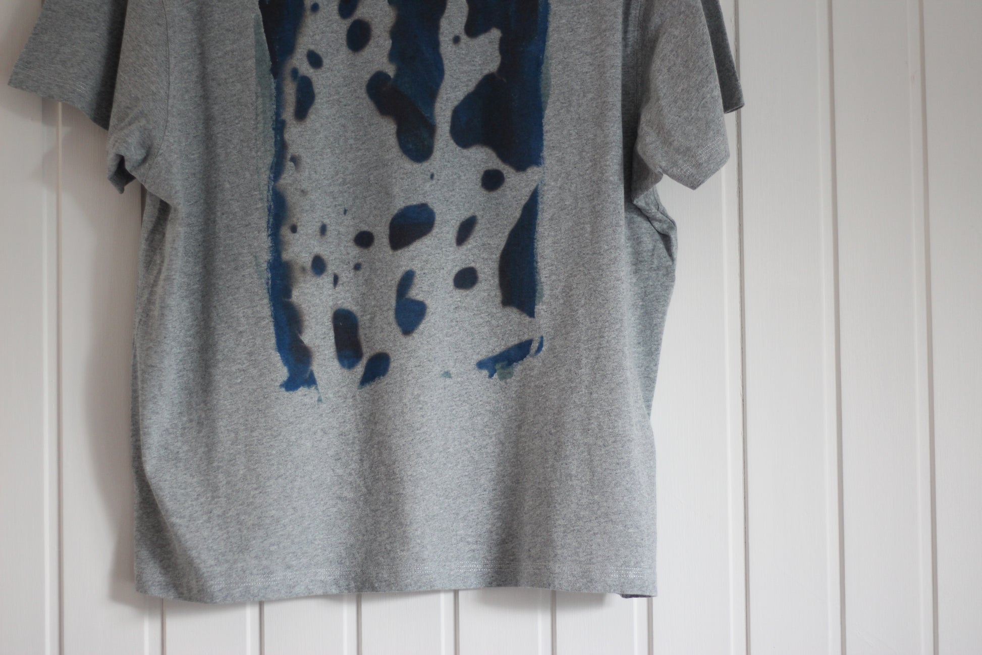 Gray marle GOTS organic t-shirt hand printed with blue kelp design.