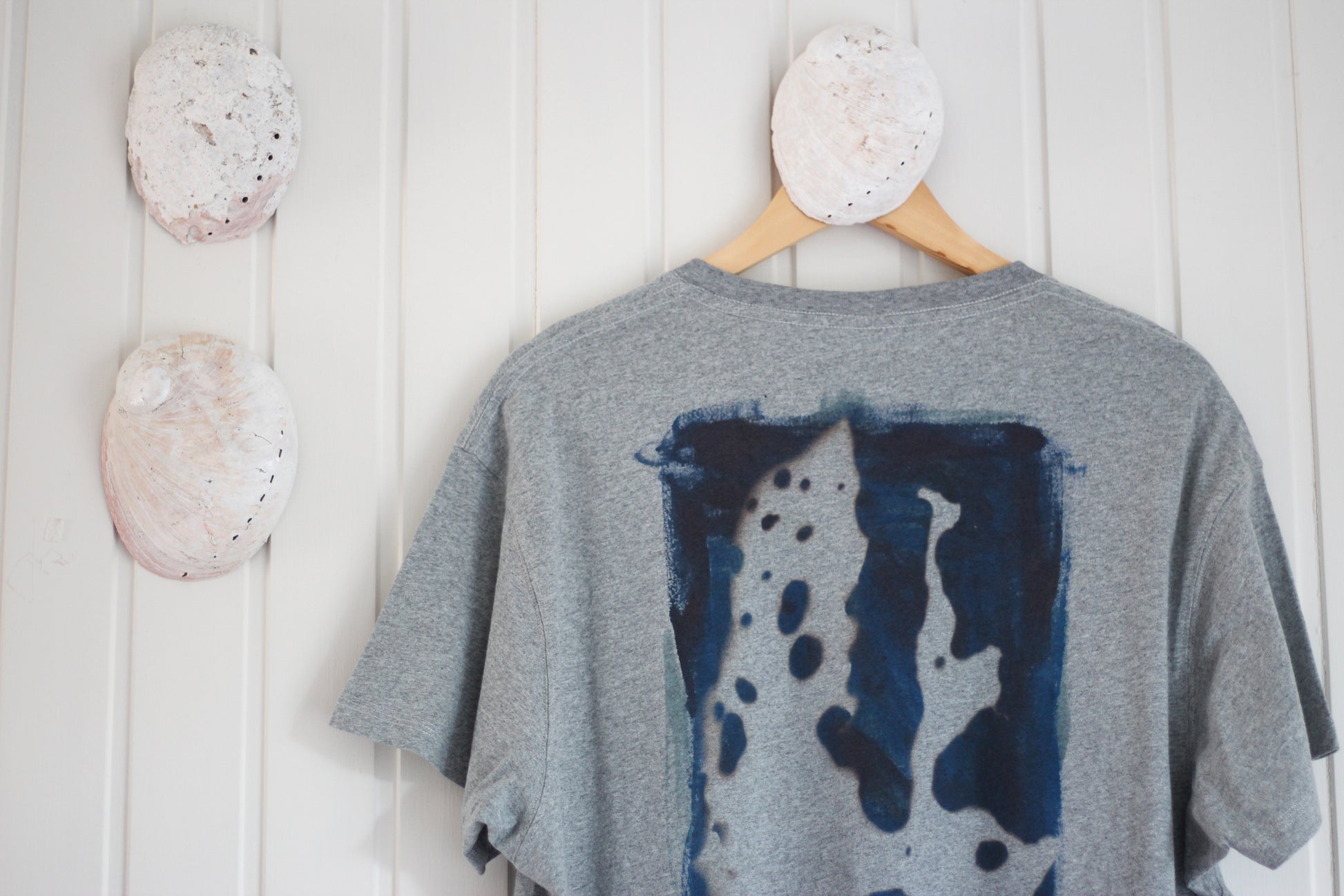 Gray marle GOTS organic t-shirt hand printed with blue kelp design.