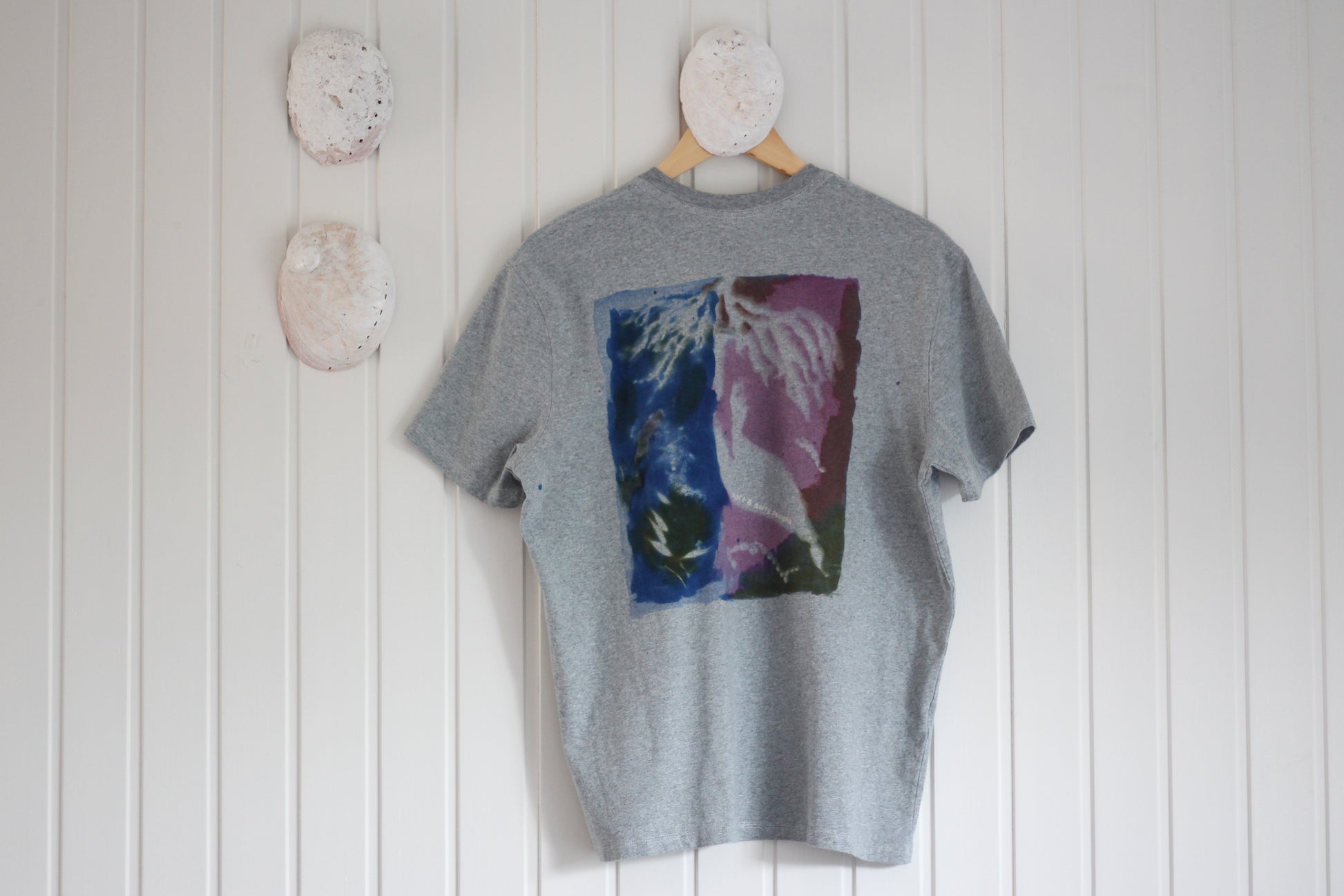 Organic gray hand printed seaweed pattern t-shirt
