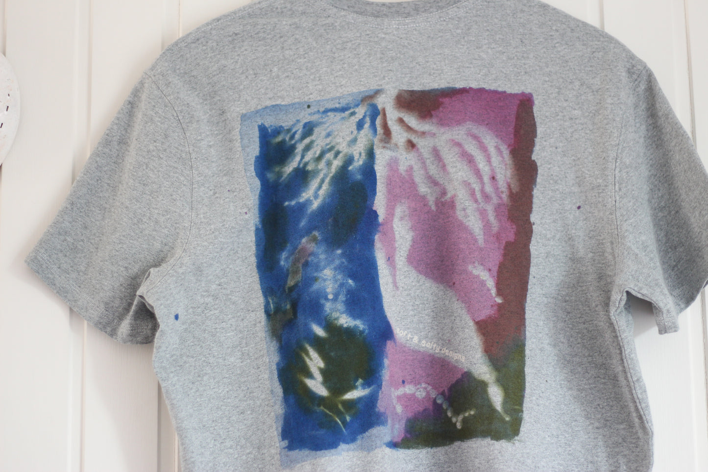 Gray t-shirt with colourful hand-printed ocean inspired seaweed design.