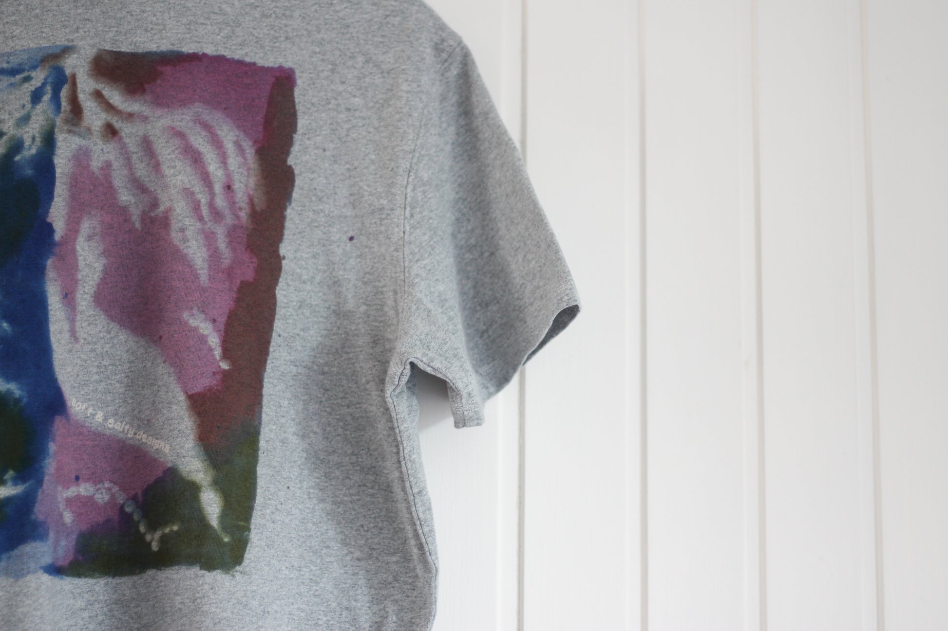 Gray marle t-shirt with hand printed seaweed pattern.