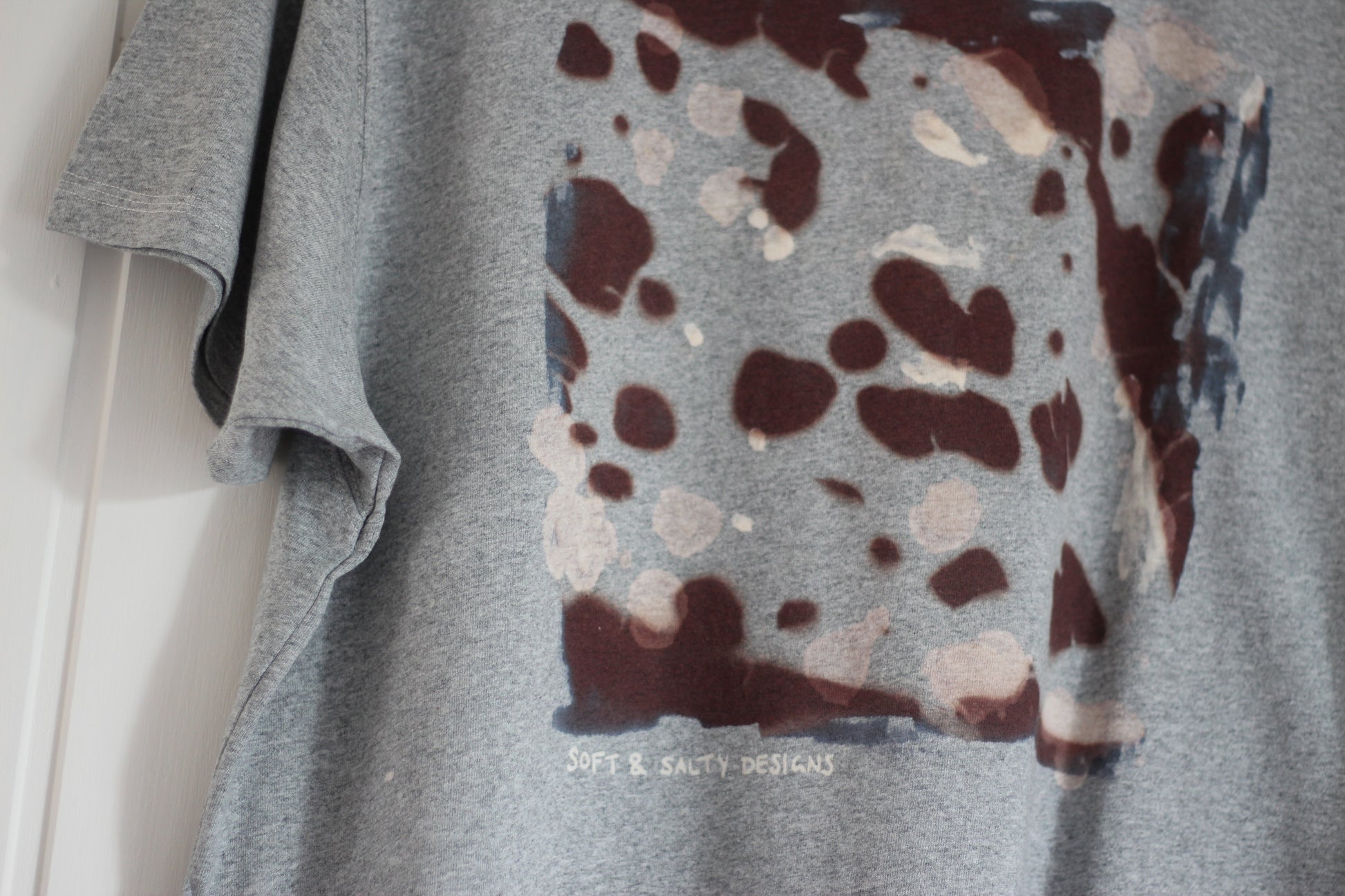 Organic slouch fit grey t-shirt with brown and beige kelp print design.